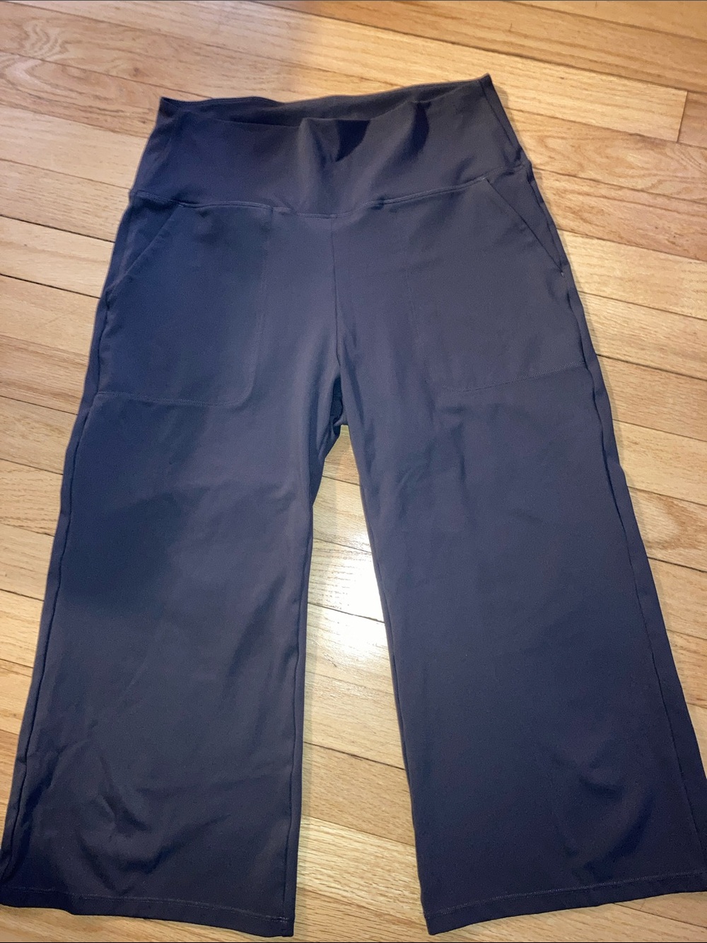 Like New Large Dark Gray Capri pants w/ 2 side pockets